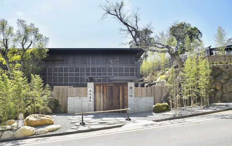 用了許多舊木表現溫潤及時間的美感。 用了許多舊木表現溫潤及時間的美感。