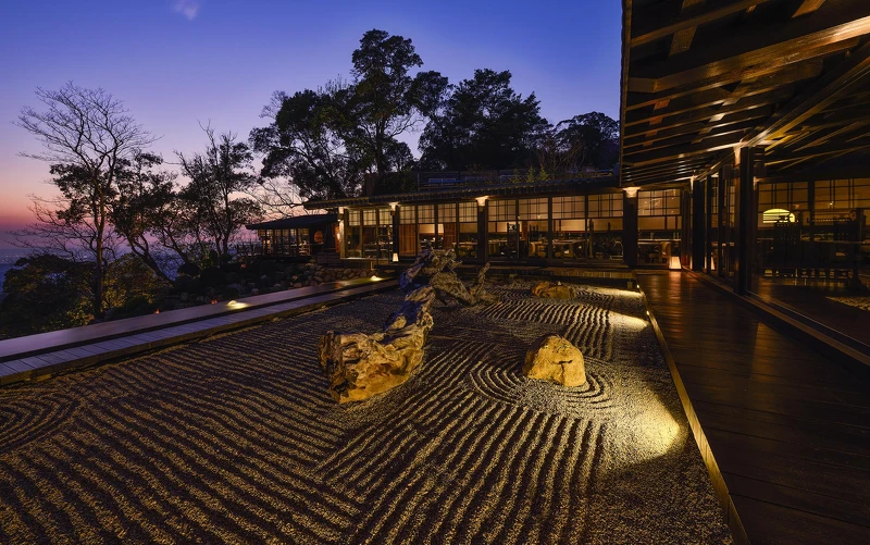 二樓觀景台有日本枯山水庭園造景。 二樓觀景台有日本枯山水庭園造景。