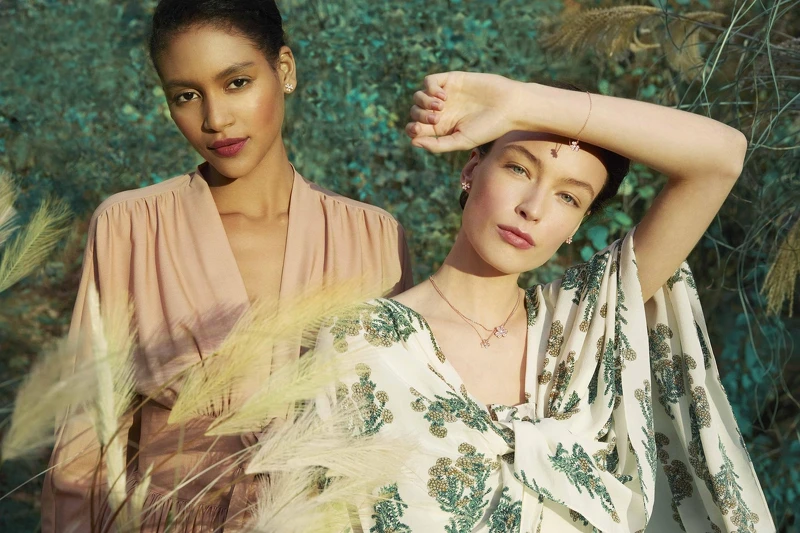 梵克雅寶Van Cleef & Arpels新一季Frivole系列生動地勾勒出春風拂來花卉輕巧舞動的意象。