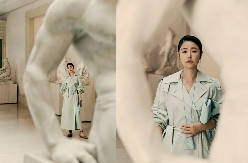 oversize綠松石色長版風衣可拆式連帽,加上翻領、寬鬆的和服袖的機能性設計,搭配淡雅藍綠色,展現出春日和煦陽光所映照的耀目迷人色調。 oversize綠松石色長版風衣可拆式連帽,加上翻領、寬鬆的和服袖的機能性設計,搭配淡雅藍綠色,展現出春日和煦陽光所映照的耀目迷人色調。