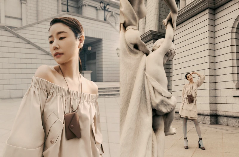 平口剪裁連身裙完美展露柔美頸部線條,袖口與正面添加掀蓋裝飾大口袋,並以抽繩點綴腰部細節,搭上最in流行小包,讓連身裙也能擁有率性之美。 平口剪裁連身裙完美展露柔美頸部線條,袖口與正面添加掀蓋裝飾大口袋,並以抽繩點綴腰部細節,搭上最in流行小包,讓連身裙也能擁有率性之美。