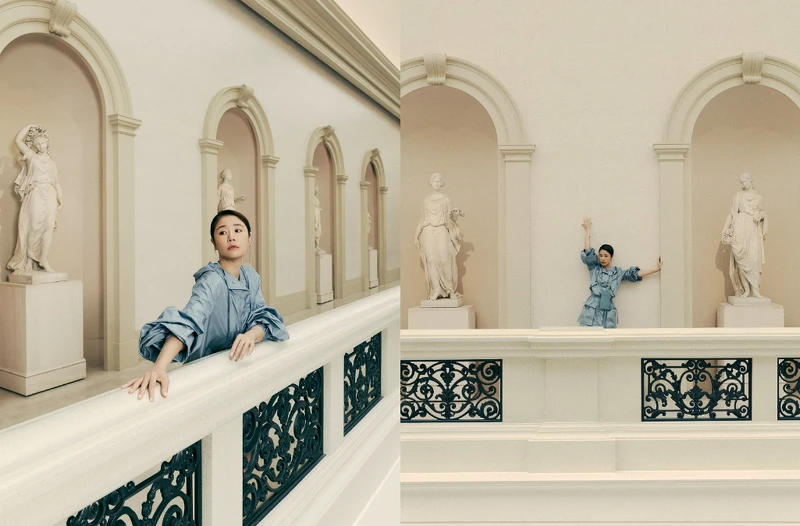 水藍色真絲塔夫綢連帽派克大衣,袖口鬆緊襟翼設計是別緻亮點,加上腰部、連帽處與下襬處則採束帶設計,飾以織物繫帶,讓中性風格單品依舊能表現出女性的動人曲線。 水藍色真絲塔夫綢連帽派克大衣,袖口鬆緊襟翼設計是別緻亮點,加上腰部、連帽處與下襬處則採束帶設計,飾以織物繫帶,讓中性風格單品依舊能表現出女性的動人曲線。