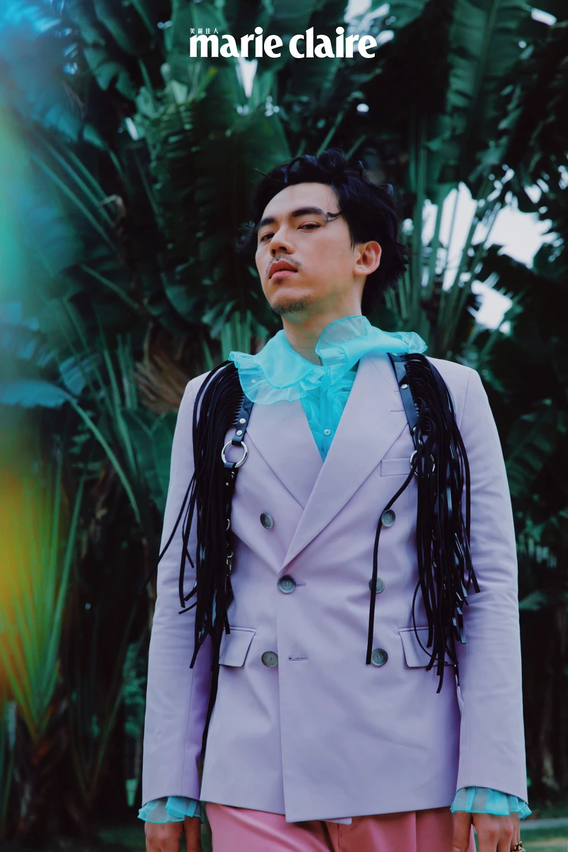 紫色雙排釦西裝外套、粉色長褲，both by BOSS；黑色流蘇胸甲，Vivienne Westwood；藍綠色荷葉邊襯衫，SABRINA HSIEH。