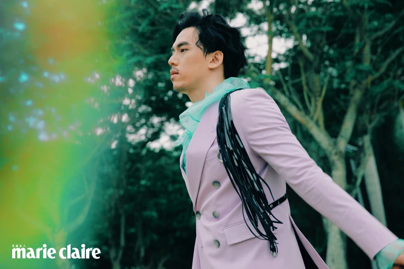 紫色雙排釦西裝外套、粉色長褲，both by BOSS；黑色流蘇胸甲，Vivienne Westwood；藍綠色荷葉邊襯衫，SABRINA HSIEH。