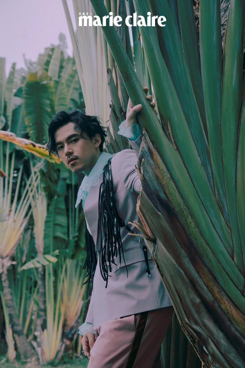 紫色雙排釦西裝外套、粉色長褲，both by BOSS；黑色流蘇胸甲，Vivienne Westwood；藍綠色荷葉邊襯衫，SABRINA HSIEH。