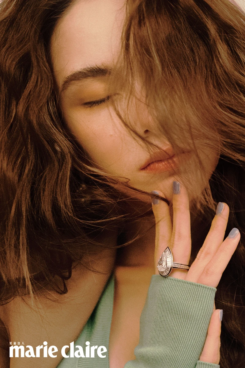 青綠色針織衫、駝色西裝外套,both by Boss。LISERÉ DIAMANTS 鑽石織緞戒指,Boucheron。 青綠色針織衫、駝色西裝外套,both by Boss。LISERÉ DIAMANTS 鑽石織緞戒指,Boucheron。