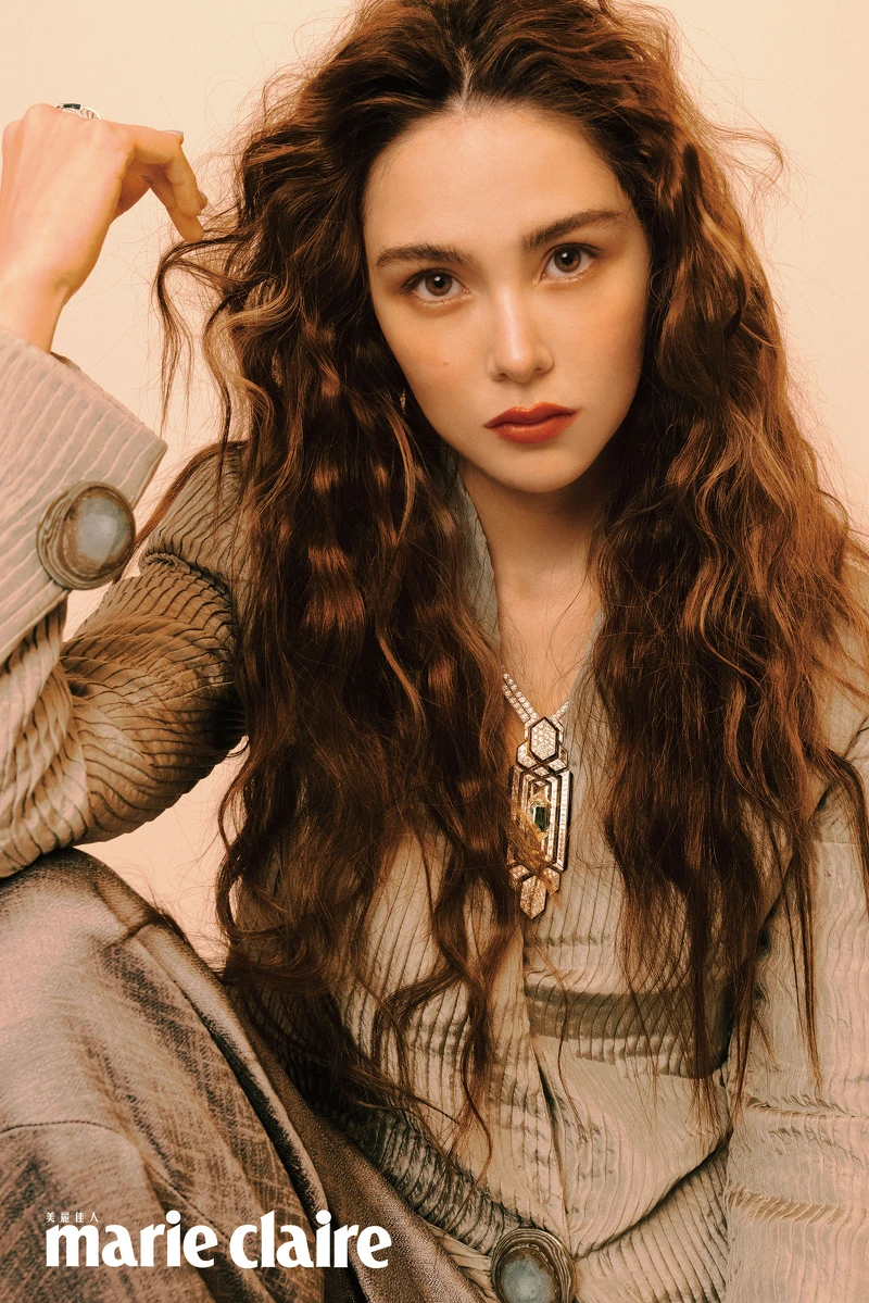 綠色西裝外套、灰色長褲,both by Giorgio Armani。CRAVATE ÉMERAUDE 祖母綠珠寶領帶,Boucheron。 綠色西裝外套、灰色長褲,both by Giorgio Armani。CRAVATE ÉMERAUDE 祖母綠珠寶領帶,Boucheron。