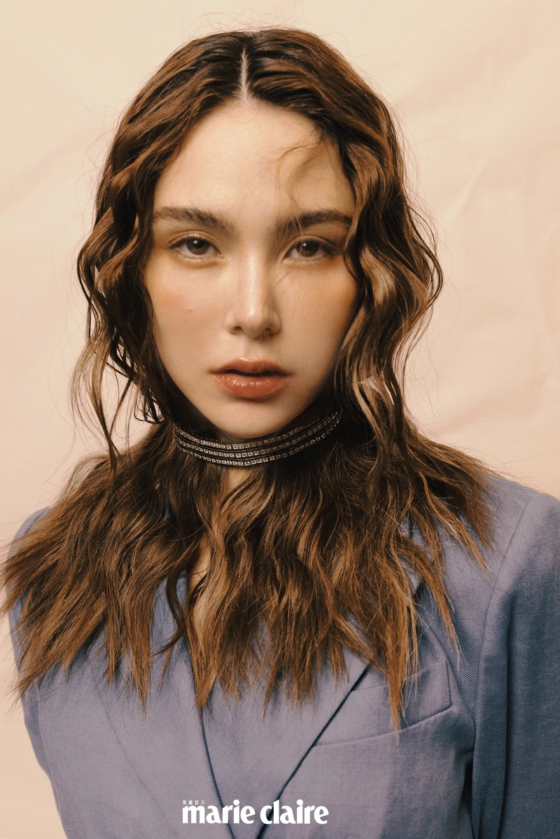 藍色雙排釦西裝外套、西裝褲,both by Brunello Cucinelli。RUBAN LISERÉ 鑽石頸鍊,both by Boucheron。 藍色雙排釦西裝外套、西裝褲,both by Brunello Cucinelli。RUBAN LISERÉ 鑽石頸鍊,both by Boucheron。