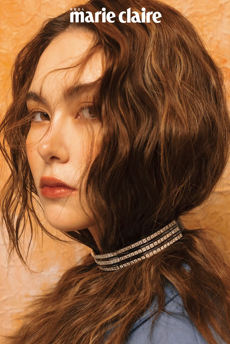 藍色雙排釦西裝外套、西裝褲,both by Brunello Cucinelli。RUBAN LISERÉ 鑽石頸鍊,both by Boucheron。 藍色雙排釦西裝外套、西裝褲,both by Brunello Cucinelli。RUBAN LISERÉ 鑽石頸鍊,both by Boucheron。