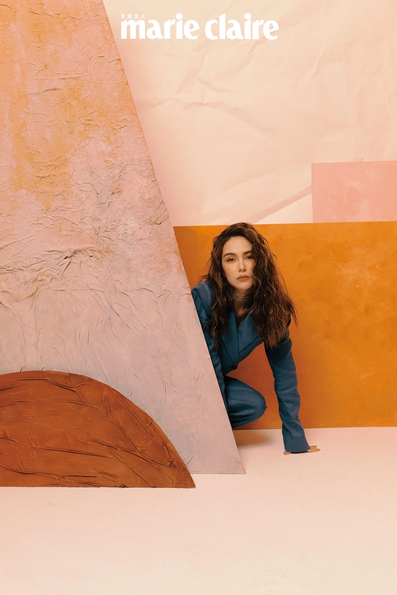 藍色雙排釦西裝外套、西裝褲,both by Brunello Cucinelli。RUBAN LISERÉ 鑽石頸鍊,both by Boucheron。 藍色雙排釦西裝外套、西裝褲,both by Brunello Cucinelli。RUBAN LISERÉ 鑽石頸鍊,both by Boucheron。