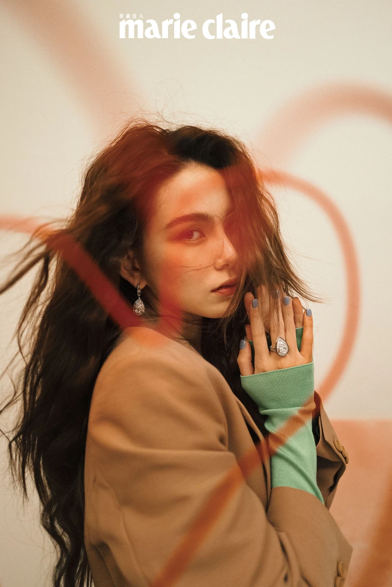 青綠色針織衫、駝色西裝外套,both by Boss。LISERÉ DIAMANTS 鑽石織緞吊墜耳環、LISERÉ DIAMANTS 鑽石織緞戒指,both by Boucheron。 青綠色針織衫、駝色西裝外套,both by Boss。LISERÉ DIAMANTS 鑽石織緞吊墜耳環、LISERÉ DIAMANTS 鑽石織緞戒指,both by Boucheron。