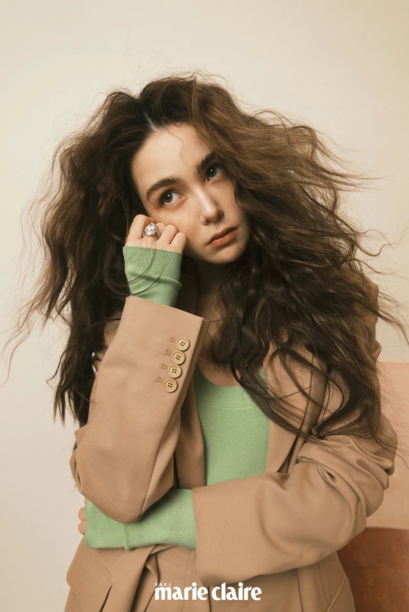 青綠色針織衫、駝色西裝外套,both by Boss。LISERÉ DIAMANTS 鑽石織緞吊墜耳環、LISERÉ DIAMANTS 鑽石織緞戒指,both by Boucheron。 青綠色針織衫、駝色西裝外套,both by Boss。LISERÉ DIAMANTS 鑽石織緞吊墜耳環、LISERÉ DIAMANTS 鑽石織緞戒指,both by Boucheron。