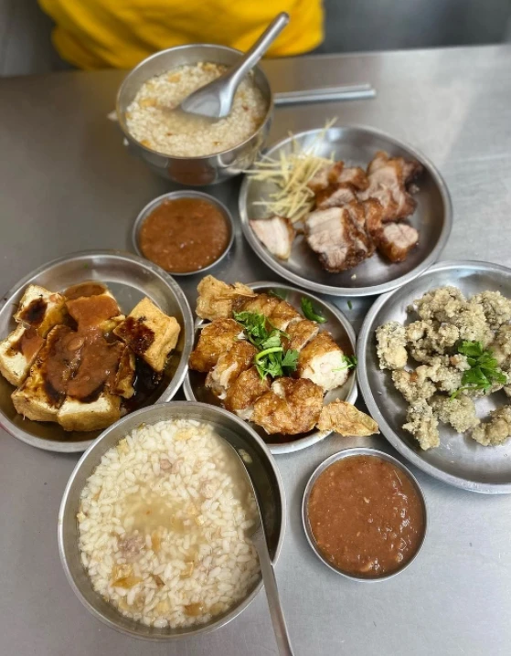 ▲汀州路無名鹹粥，不能錯過紅燒肉和炸雞捲。（圖 / IG網友funntong授權使用）