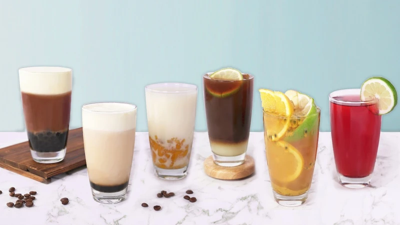 半分鐘』系列飲品(由左至右)-- 精品伯爵奶蓋珍珠、精品伯爵鴛鴦、日式歐蕾玄米煎茶芋圓、義式西西里咖啡、新鮮水果茶、綜合莓果茶 半分鐘』系列飲品(由左至右)-- 精品伯爵奶蓋珍珠、精品伯爵鴛鴦、日式歐蕾玄米煎茶芋圓、義式西西里咖啡、新鮮水果茶、綜合莓果茶