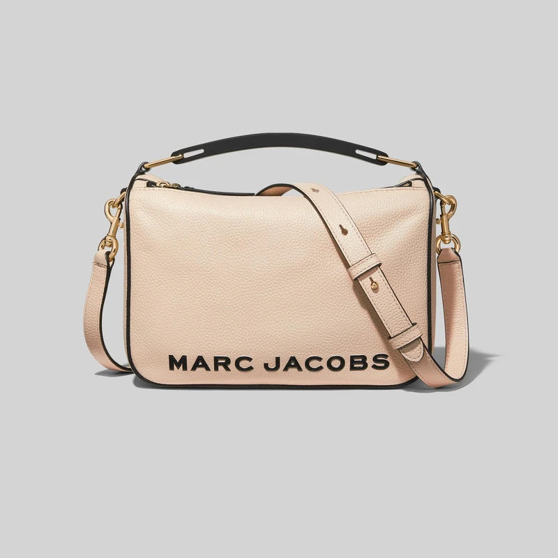 Marc Jacobs The Softbox蜜桃粉膚肩揹包,NT18,900 Marc Jacobs The Softbox蜜桃粉膚肩揹包,NT18,900