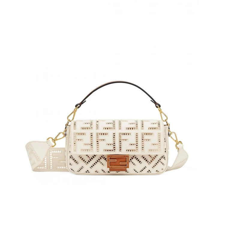 Fendi 簍空雕花Baguett,NT104,000 Fendi 簍空雕花Baguett,NT104,000