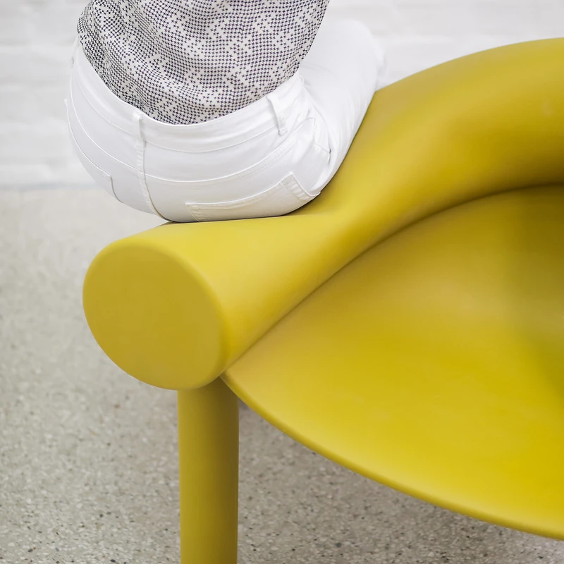 扶手兼椅背採水管繞形。 扶手兼椅背採水管繞形。