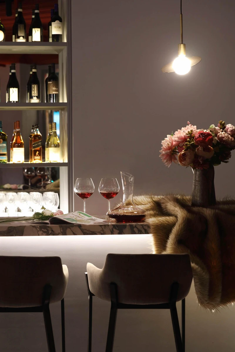 禁止酒駕,未滿18歲請勿飲酒 禁止酒駕,未滿18歲請勿飲酒