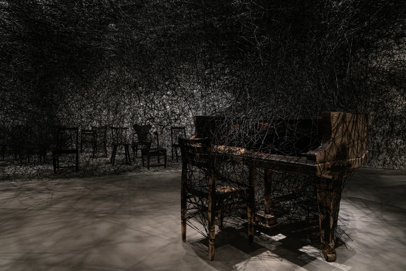 塩田千春,《靜默中》,2002/2021 塩田千春,《靜默中》,2002/2021