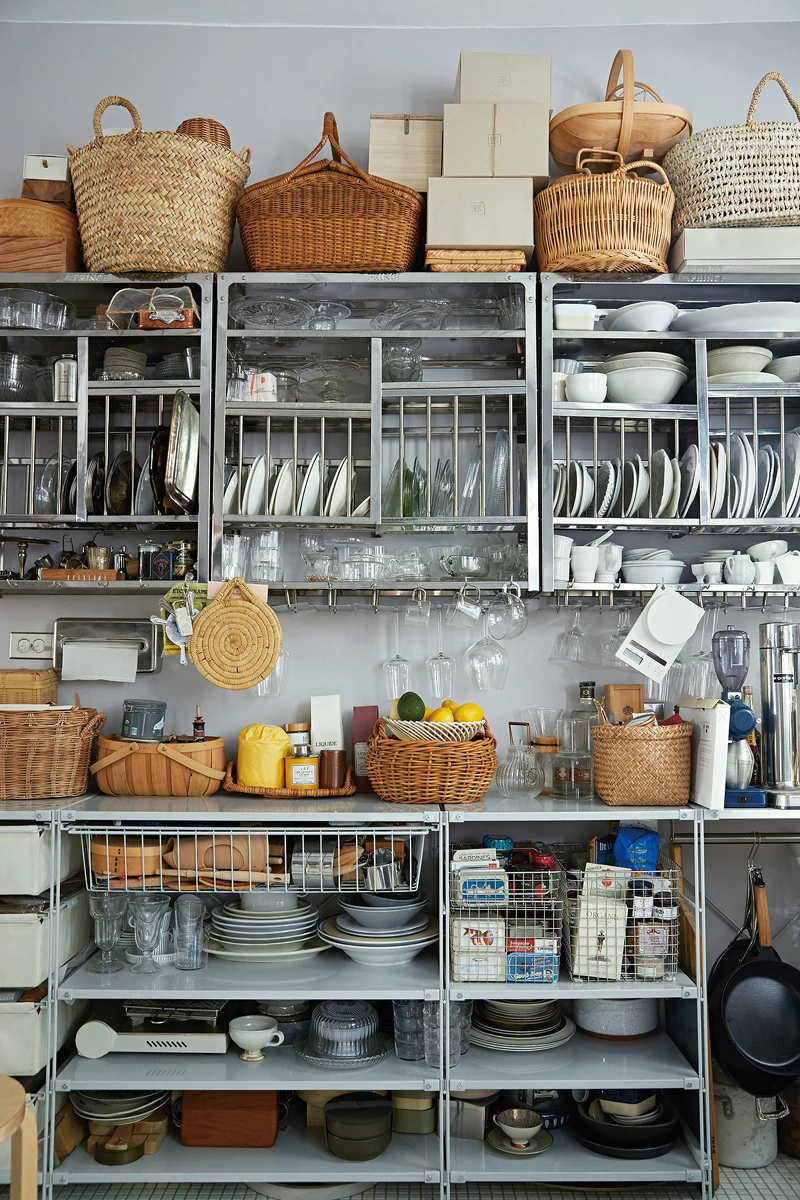 跟先生 Kaven 都很喜歡位於哥本哈根的 Atelier September 咖啡廳的陳列，尤其是咖啡廳吧台後方的不鏽鋼收納層架，他們上網搜尋來源後下單買回家，這排有份量的不鏽鋼陳列架是廚房視覺重心。