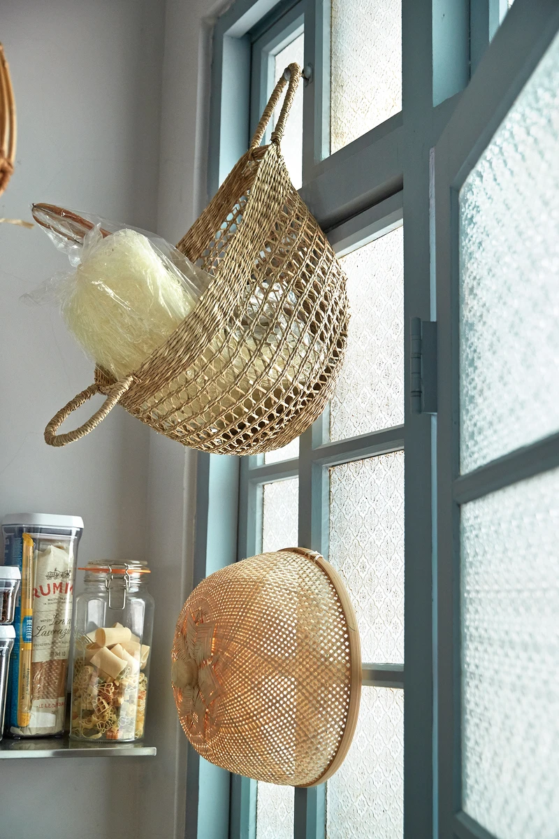 老公寓的台式玻璃花窗漆上灰色木框後，變身時髦的模樣，一點也不違和。