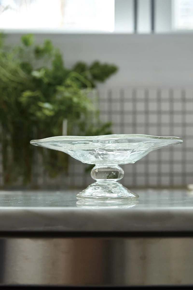 蒐集了許多高盤，Grace 常常應用在宴客時候，美觀外，也輕易夾取，此款玻璃高檯為日本作家安土草多的作品。