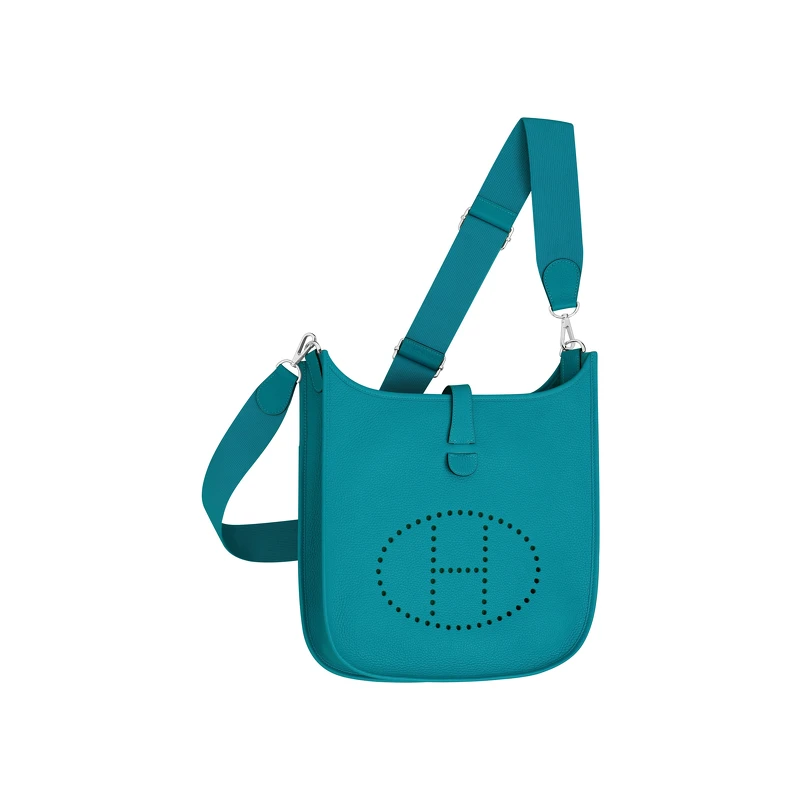 Hermès Evelyne 系列牛皮包款,約NT123,500(33公分) 、約NT109,800 (29公分) Hermès Evelyne 系列牛皮包款,約NT123,500(33公分) 、約NT109,800 (29公分)