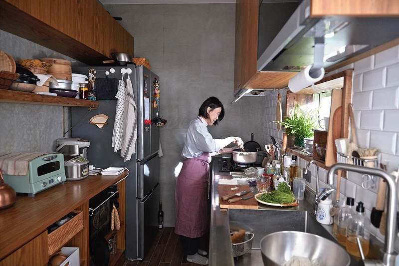 哈利的廚房是最常見的一字型廚房，動線相當清楚明瞭，櫃體採一致的木色材質飾板，雖然物件很多，看起來卻起來十分清爽。