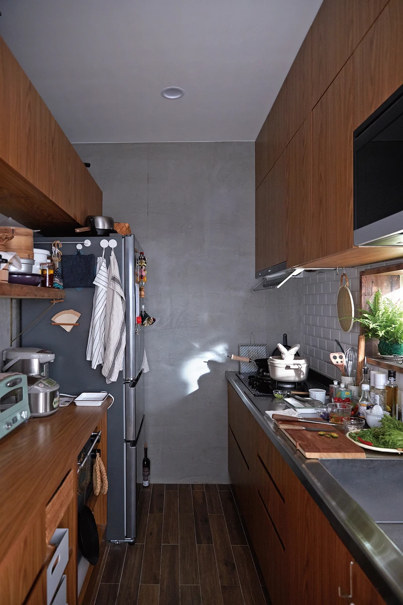 站在跟外婆、媽媽一樣的地方切菜煮食，小小的檯面她更加善加利用排列瓶罐與道具，看得出來花費了不少心思規劃。