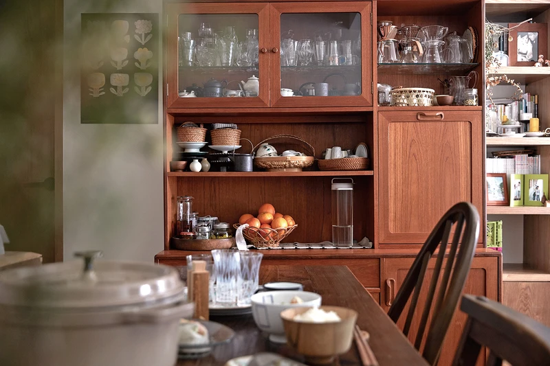放在餐桌旁的餐具櫃，是餐廳裡最顯眼的大型家具，是老件櫃體，裡頭有尺寸較大的盤子或是適合拍照的款式。