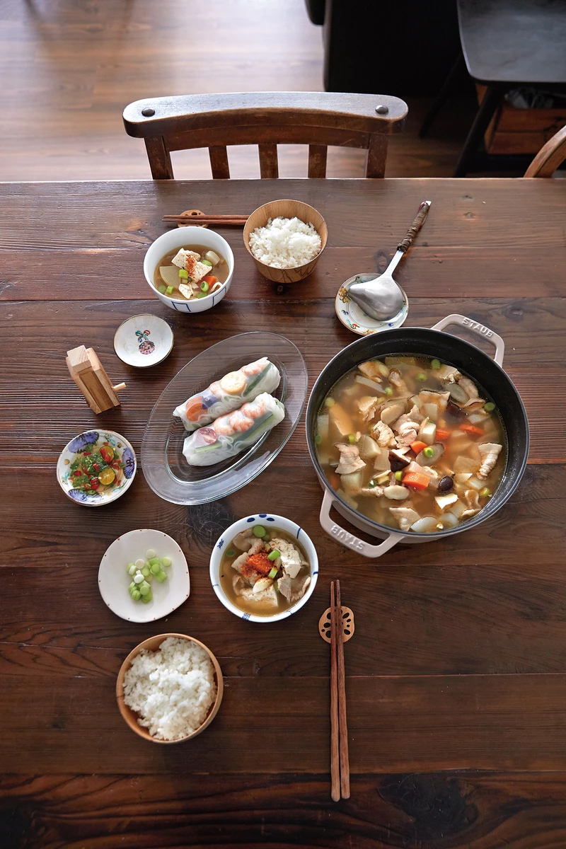 拿手菜是豬肉味噌湯，跟家人假日去露營也常煮這道，且豬肉味噌湯跟咖哩一樣，就算放到隔天還是一樣好吃。