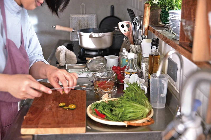 哈利俐落的的各種動作，十分熟悉做菜的要領。