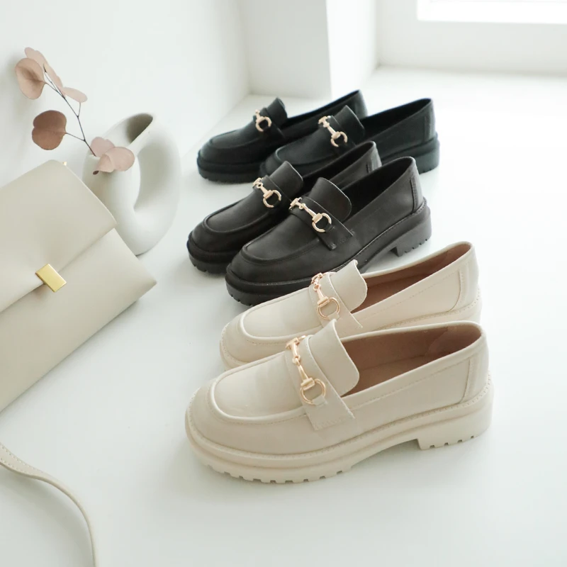 鬆糕底馬銜釦樂福鞋 各NT1380 鬆糕底馬銜釦樂福鞋 各NT1380