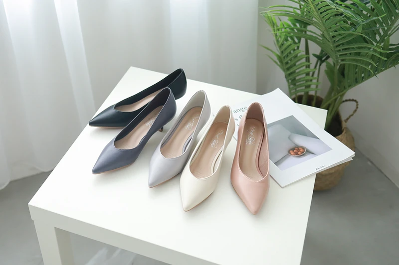 素面尖頭小V口中跟鞋 各NT1280 素面尖頭小V口中跟鞋 各NT1280