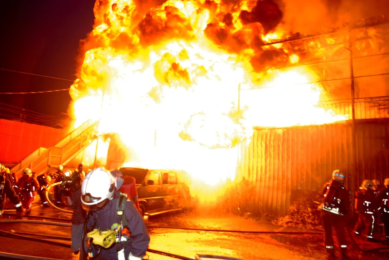 ▲導演帶領團隊跟著打火英雄們一起出勤,親身感受消防員的艱辛。(圖 / 翻攝自《火神的眼淚》官方FB粉絲專頁) ▲導演帶領團隊跟著打火英雄們一起出勤,親身感受消防員的艱辛。(圖 / 翻攝自《火神的眼淚》官方FB粉絲專頁)