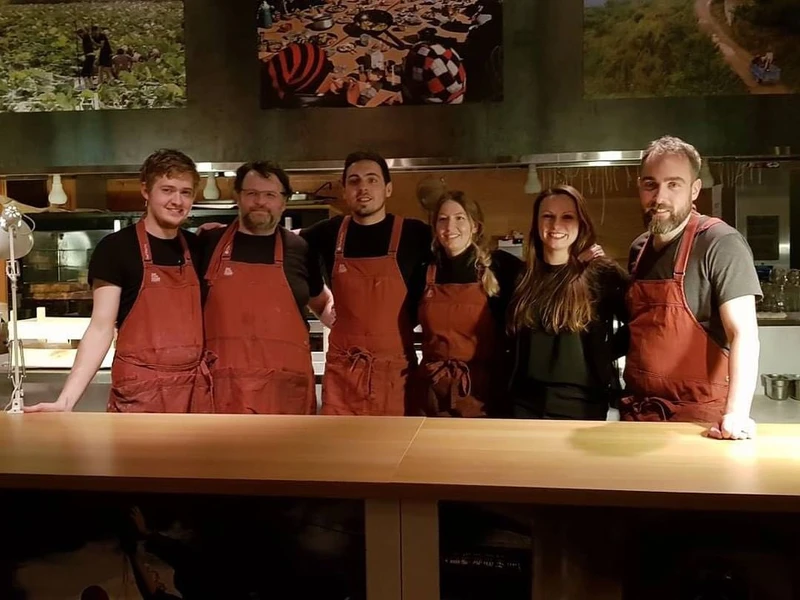 由五位餐飲界的青年組成一支團隊 One Star House Party。