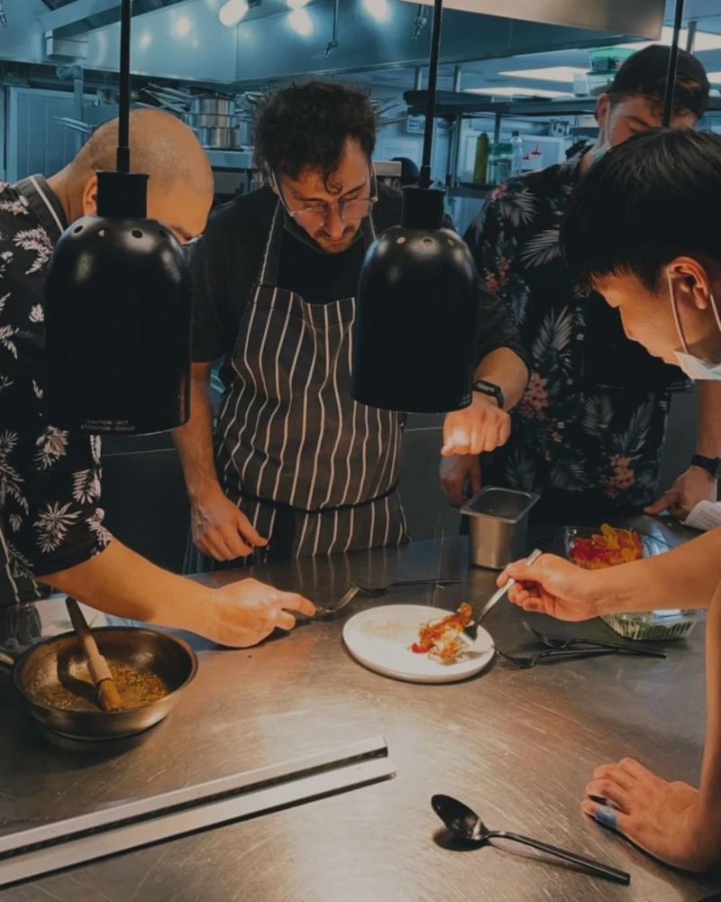 The Tavernist Team 與 Chef James 菜色研究中。