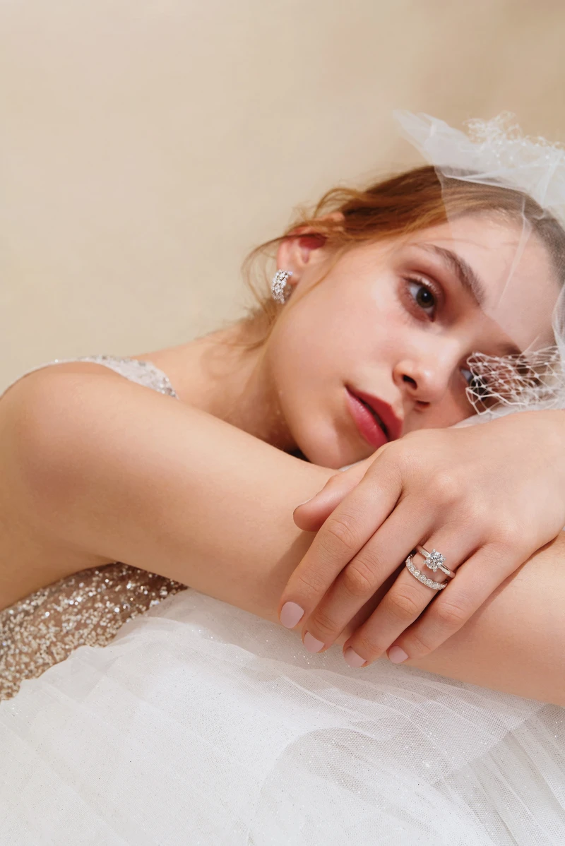 Aerial Regal白K金鑽石耳環、DLight鉑金鑽石戒指 主鑽約1ct、DLight白K金鑽石線戒。 Aerial Regal白K金鑽石耳環、DLight鉑金鑽石戒指 主鑽約1ct、DLight白K金鑽石線戒。