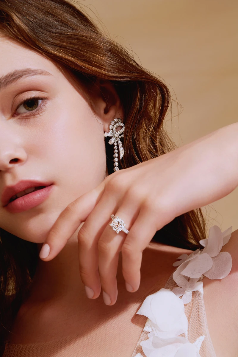 Lorelei Bow白K金鑽石耳環、DLight鉑金鑽石戒指(訂製款)主鑽約3ct。 Lorelei Bow白K金鑽石耳環、DLight鉑金鑽石戒指(訂製款)主鑽約3ct。