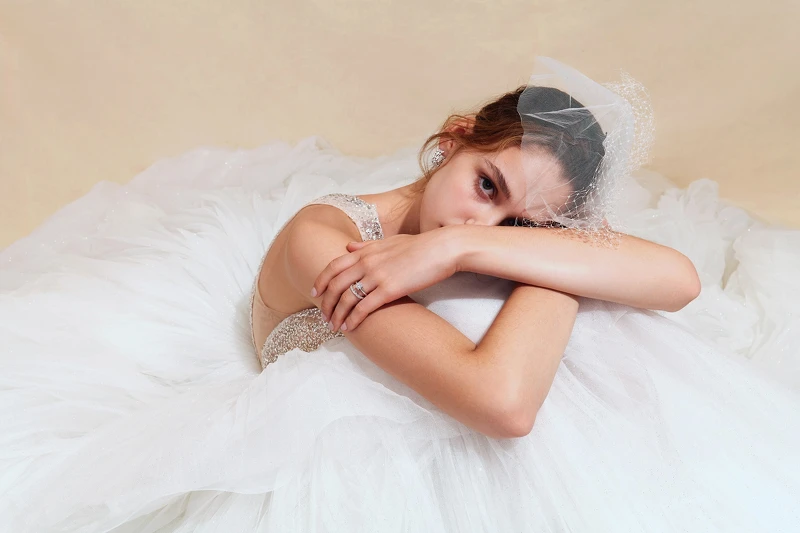 Aerial Regal白K金鑽石耳環、DLight鉑金鑽石戒指 主鑽約1ct、DLight白K金鑽石線戒。 Aerial Regal白K金鑽石耳環、DLight鉑金鑽石戒指 主鑽約1ct、DLight白K金鑽石線戒。