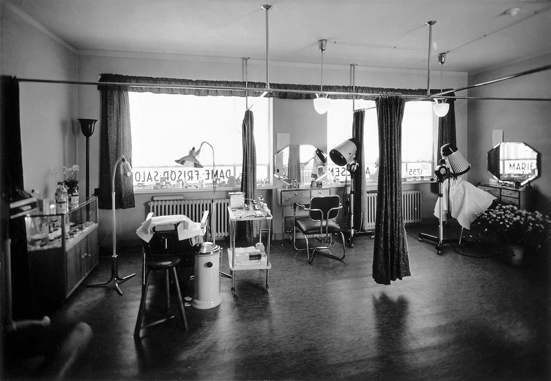 妻子 Marie 開設的髮廊。 妻子 Marie 開設的髮廊。