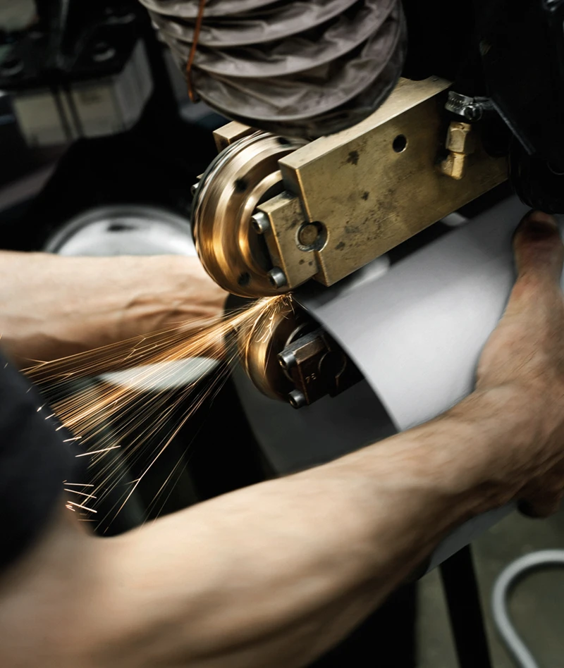 專注於鋼鐵材質。 專注於鋼鐵材質。