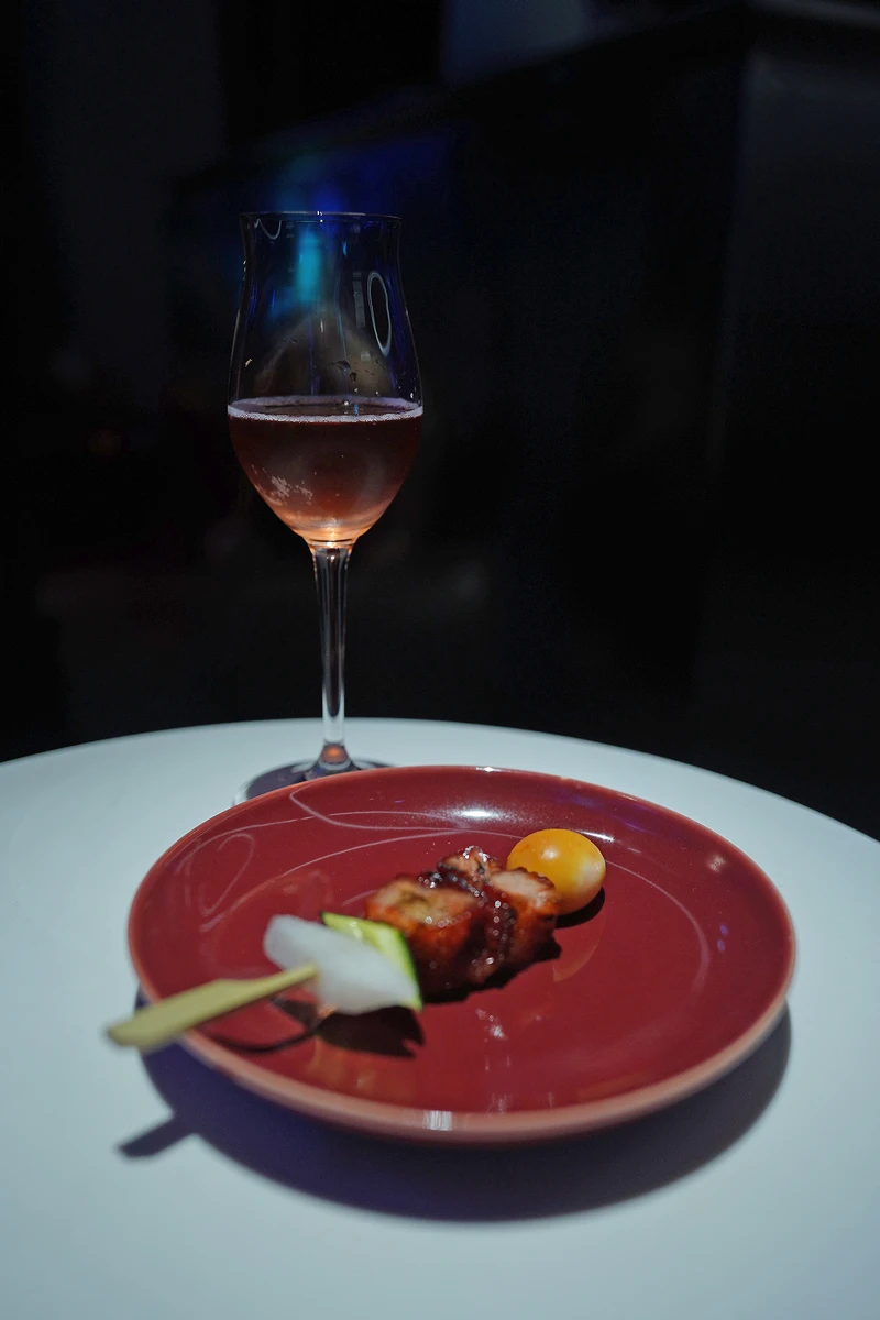 以東茶調飲的酸包覆叉燒的甜，以一道開胃又完美的開場組合。