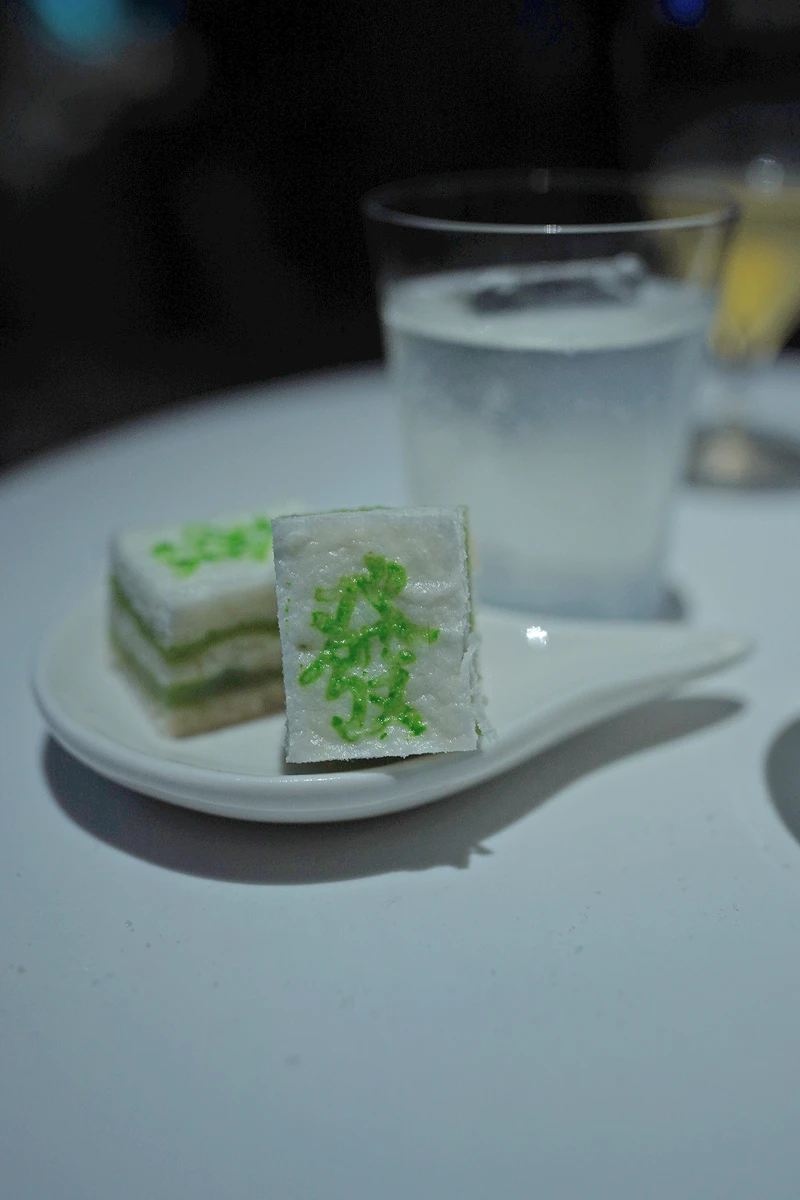 器皿也別有用心，取「麻雀」之音，用鳥狀的小皿。