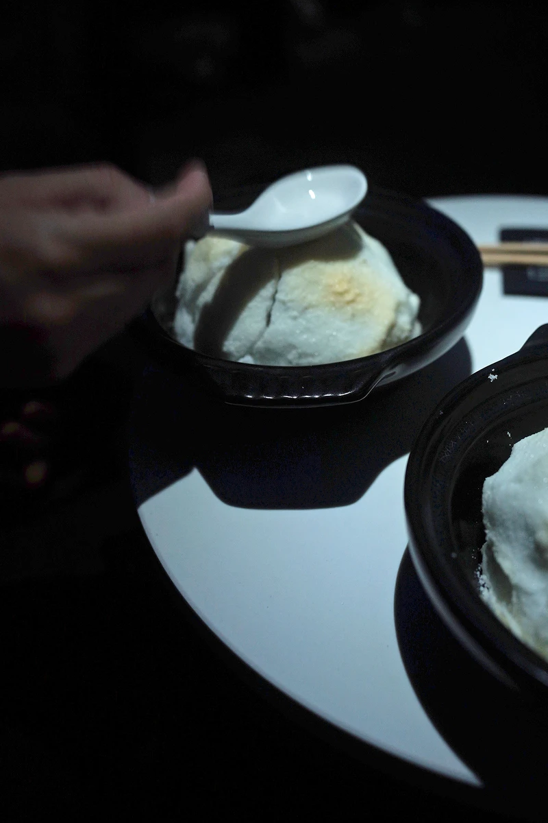 煲仔飯十分費工，外層包裹了厚厚一層鹽塊，必須敲碎才能打開荷葉裡頭包裹著的飯體。