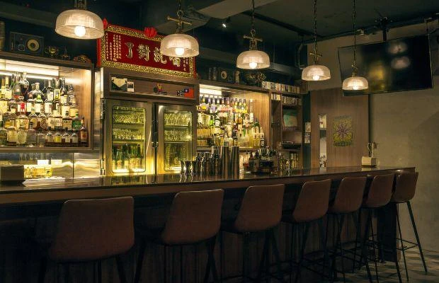 Aha Saloon 由三位台灣調酒冠軍共同創立,以音樂與懷舊風格為酒吧基調。 Aha Saloon 由三位台灣調酒冠軍共同創立,以音樂與懷舊風格為酒吧基調。