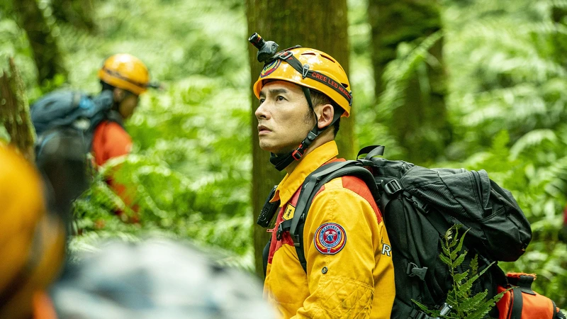 ▲ 溫昇豪在劇中還要進入山區搜尋。(圖 / 公共電視、myVideo提供) ▲ 溫昇豪在劇中還要進入山區搜尋。(圖 / 公共電視、myVideo提供)