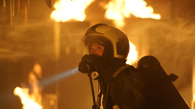 ▲劉冠廷為戲進入上千度的燃燒櫃模擬火場搜救 。(圖 / 公共電視、myVideo提供) ▲劉冠廷為戲進入上千度的燃燒櫃模擬火場搜救 。(圖 / 公共電視、myVideo提供)