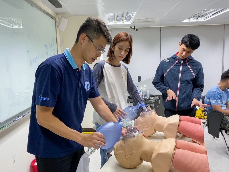 ▲陳庭妮、劉冠廷事前做足救護功課。(圖 / 公共電視、myVideo提供) ▲陳庭妮、劉冠廷事前做足救護功課。(圖 / 公共電視、myVideo提供)