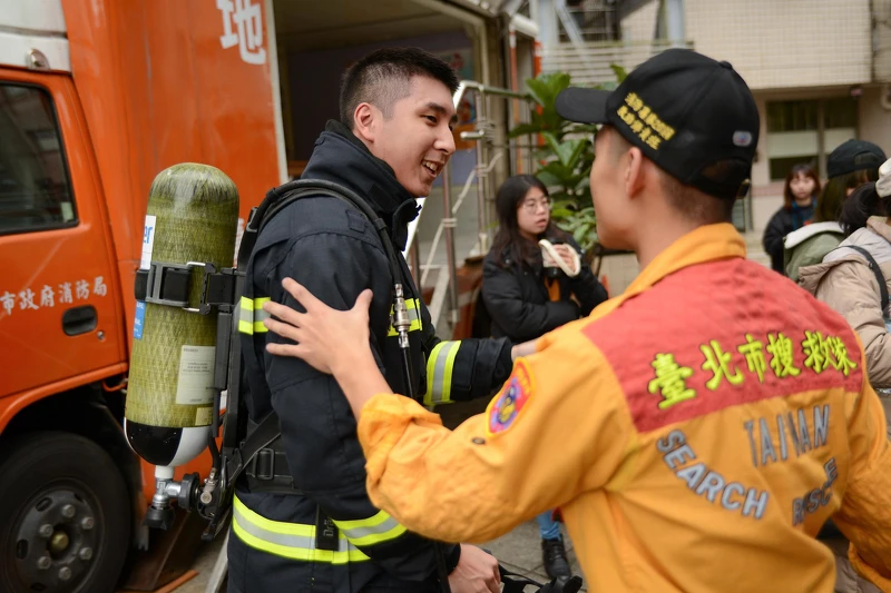 ▲胡釋安第一次拍攝火場戲後輕微中暑與脫水 。(圖 / 公共電視、myVideo提供) ▲胡釋安第一次拍攝火場戲後輕微中暑與脫水 。(圖 / 公共電視、myVideo提供)